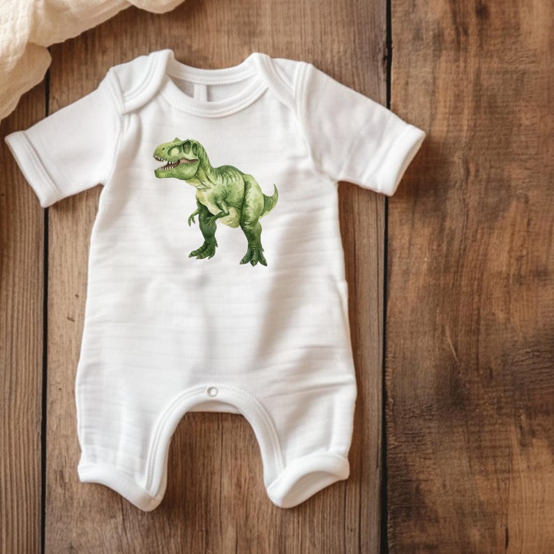 wasserfarbe trex
dtf transfer folie
tshirt bügelbild
trex aufbügeln
schultüte motiv
tiere zum aufbügeln
dino bügelbild
kinder tshirt dino
wasserfarbe dino
süßer babytrex
dschungel geburtstag
baby tier bügelbild
trex bügelbild