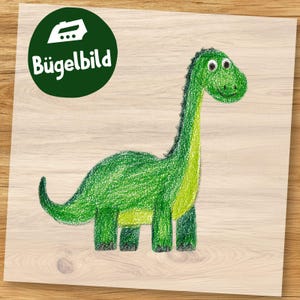 Pode incluir: Ilustração de um dinossauro verde com pescoço e cauda longos, sobre um fundo de grão de madeira. O dinossauro tem uma barriga verde clara e um rosto sorridente. Um círculo verde com o texto "Bügelbild" está no canto superior esquerdo.