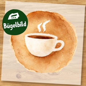 Könnte beinhalten: Ein Aquarell-Design mit einer weißen Kaffeetasse mit aufsteigendem Dampf, vor einem braunen Kaffeefleck auf hellem Holzmaserungshintergrund. Ein grüner Kreis mit dem Text "Bügelbild" befindet sich oben links.