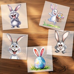 K&ouml;nnte beinhalten: Vier digitale Illustrationen mit Cartoon-Hasen. Ein Hase h&auml;lt einen Korb mit bunten Ostereiern. Ein anderer Hase l&auml;chelt mit herausgestreckter Zunge. Ein dritter Hase schaut hinter einer wei&szlig;en Fl&auml;che hervor. Der letzte Hase h&auml;lt ein gro&szlig;es, buntes Osterei.