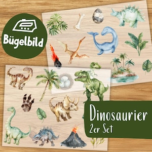 Op de afbeelding: Twee vellen strijkbare dinosaurustransfers. De transfers bevatten aquarel illustraties van verschillende dinosaurussen, palmbomen en vulkaanuitbarstingen. De tekst "Bügelbild" en "Dinosaurier 2er Set" zijn zichtbaar.