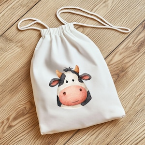 Pode incluir: Saco branco com cord&atilde;o com uma ilustra&ccedil;&atilde;o em aquarela do rosto de uma vaca. A vaca tem marcas em preto e branco, um nariz rosa e pequenos chifres marrons. O saco tem um fecho de cord&atilde;o branco.