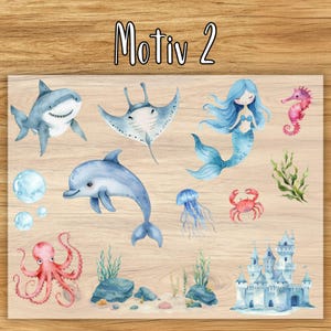 Peut inclure: Illustration &agrave; l'aquarelle repr&eacute;sentant diverses cr&eacute;atures marines : requin, raie, dauphin, sir&egrave;ne, hippocampe, m&eacute;duse, crabe et poulpe. L'image comprend &eacute;galement un ch&acirc;teau et le texte "Motiv 2".