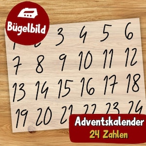Może przedstawiać: Drewniany kalendarz adwentowy z numerami 1-24 w kolorze czarnym. Słowa "Adventskalender 24 Zahlen" znajdują się w czerwonym pudełku. Słowo "Bügelbild" znajduje się w czerwonym okręgu. Numery są napisane odręcznie.