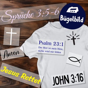 Pode incluir: Camiseta branca com gráficos e texto religiosos. A camiseta apresenta uma cruz, um símbolo de peixe e o texto "Psalm 23:1" e "JOHN 3:16". O texto adicional inclui "Sprüche 3:5-6", "Amen" e "Jesus Rettet".