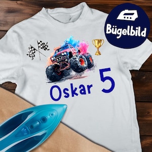 Op de afbeelding: Wit T-shirt met een kleurrijk monstertruckontwerp, de naam "Oskar" en het nummer "5". Er zijn ook geblokte vlaggen en een gouden trofee. Een blauw strijkijzer is zichtbaar op de voorgrond. De tekst "Bügelbild" staat in een blauwe cirkel.
