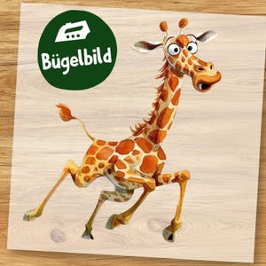 Könnte beinhalten: Eine Illustration einer Giraffe mit orangefarbenen und braunen Flecken, die auf einem Holzgrund läuft. Ein grüner Kreis mit dem Text "Bügelbild" befindet sich in der oberen linken Ecke. Die Giraffe hat einen überraschten Gesichtsausdruck.
