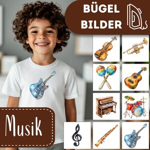 Può includere: Una maglietta bianca con la parola "Musik" sul davanti e un'immagine di una chitarra elettrica blu. La maglietta è indossata da un bambino. L'immagine include anche un set di toppe da stirare con immagini di strumenti musicali, tra cui un violino, una tromba, maracas, una chitarra acustica, un pianoforte, una batteria, un flauto e una chitarra elettrica.