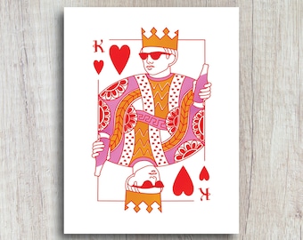 Puede incluir: Impresión de carta de juego con el Rey de Corazones. La ilustración muestra una figura con gafas de sol y corona, sosteniendo dos botellas. El diseño de la carta utiliza tonos de rosa, naranja y rojo, con los símbolos 'K' y corazón.