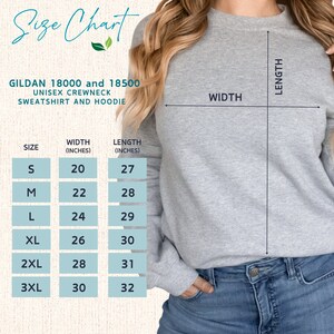 Pu&ograve; includere: Tabella delle taglie per felpe con cappuccio e felpe con collo a girocollo unisex Gildan 18000 e 18500. La tabella mostra la larghezza e la lunghezza in pollici per le taglie S, M, L, XL, 2XL e 3XL.