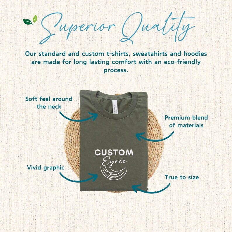 Pu&ograve; includere: Una maglietta verde piegata con una grafica bianca che dice "CUSTOM Eyrie". La maglietta &egrave; su un tappetino intrecciato e ha del testo intorno che dice "Soft feel around the neck", "Vivid graphic", "Premium blend of materials", e "True to size".