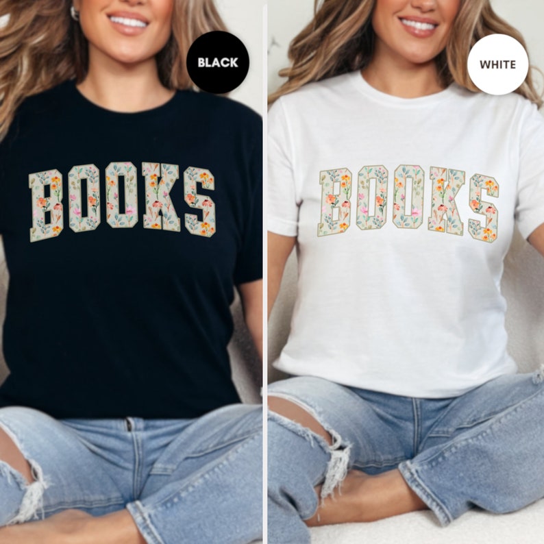 Pu&ograve; includere: Due donne indossano magliette con la parola "BOOKS" stampata in lettere con motivi floreali. La maglietta a sinistra &egrave; nera e quella a destra &egrave; bianca.