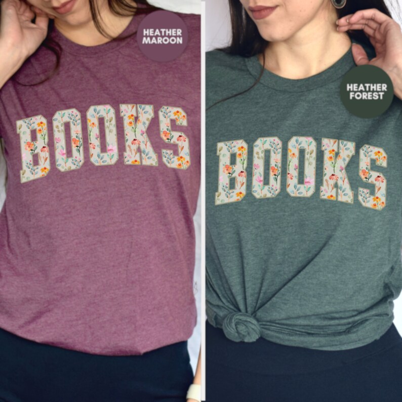 Pu&ograve; includere: Due t-shirt con la parola "BOOKS" stampata in grandi lettere. Le lettere sono ricoperte da un motivo floreale. La maglietta a sinistra &egrave; color marrone melange e la maglietta a destra &egrave; color verde bosco melange.