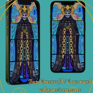 Puede incluir: Dos fondos de pantalla digitales para teléfono que presentan una imagen de estilo vitral de una figura con una túnica negra, una corona dorada y una máscara negra. El texto "Papa Emeritus IV / Copia digital wallpaper/screensaver" está en la parte inferior de la imagen.