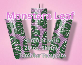 Puede incluir: Tres plantillas de vasos delgados de 591 ml con un diseño de hoja de Monstera. El diseño presenta hojas verdes con detalles blancos sobre un fondo rosa. El texto de la imagen dice "Monstera Leaf", "4mm or ss16", "20 oz. Skinny" y "Tumbler Template".