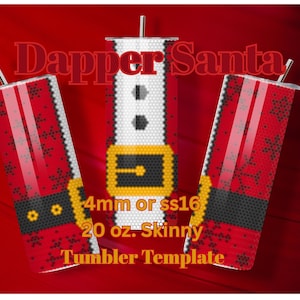 Può includere: Modello di bicchiere con tema Babbo Natale. Il design include un cappotto bianco, cintura nera e fibbia dorata. Il testo "Dapper Santa" è visualizzato in alto e "20 oz. Skinny Tumbler Template" in basso.