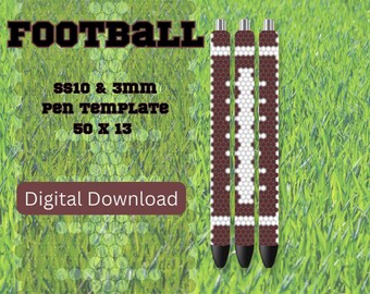 Puede incluir: Tres bolígrafos con un diseño de fútbol, con patrones marrones y blancos. La imagen incluye la palabra "FOOTBALL" en letras en negrita, junto con texto que indica una plantilla de bolígrafo y las palabras "Descarga digital". El fondo es una textura de hierba verde.