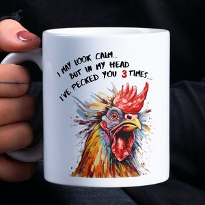 Lustige Tasse, lustige Huhn-Tasse, lustige Phrasen-Tasse, lustiger Spruch, Tasse für Landwirt, Bauernhaus-Geschenk, lustig, „I May Look Calm“, Tasse „Pecked You 3 Times“.