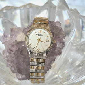 Reloj Carvelle vintage de Bulova con minutero y fecha, resistente al agua, tono dorado y plateado