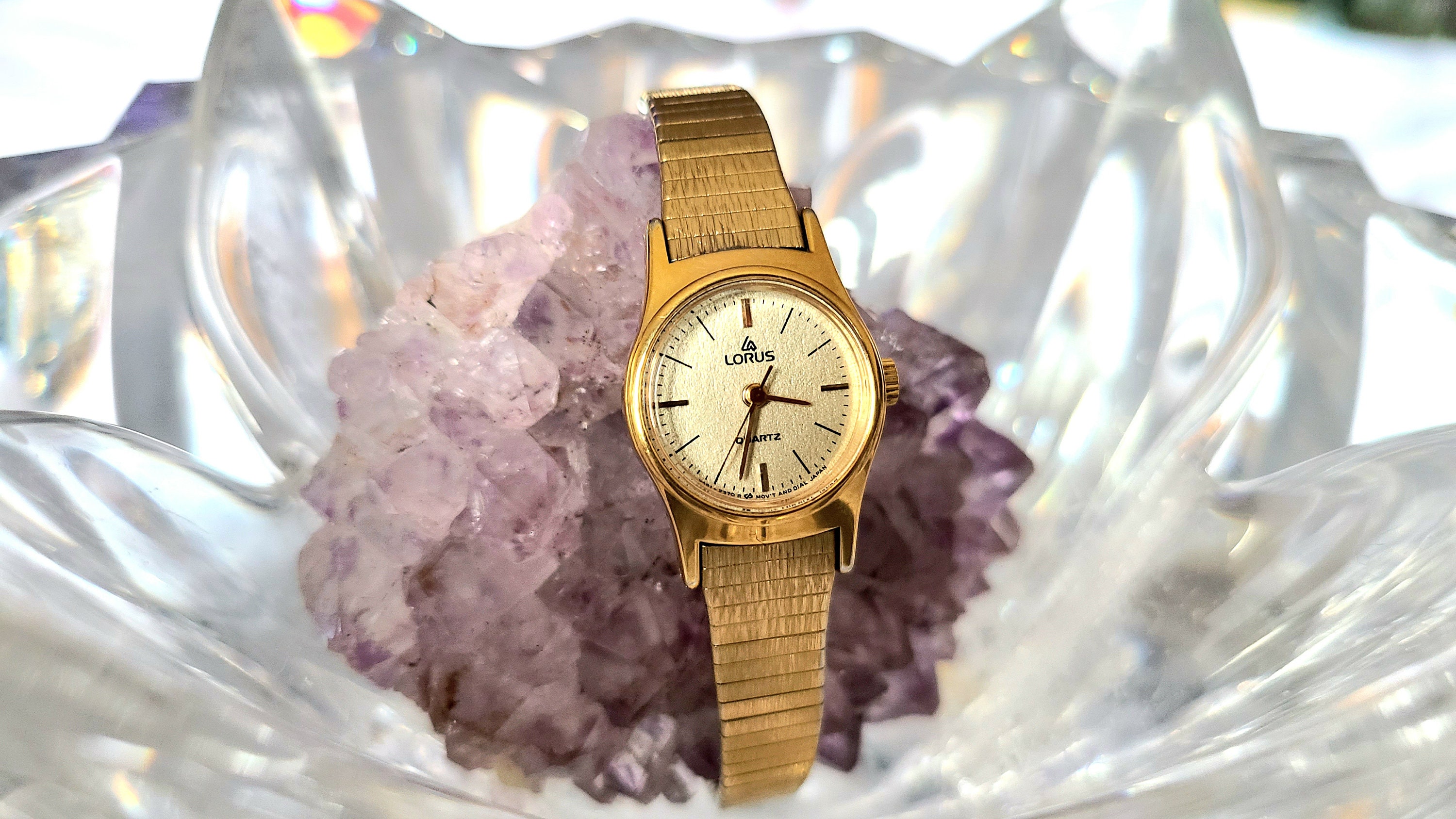 Vintage LORUS Quartz Gold Tone Women display picture 1