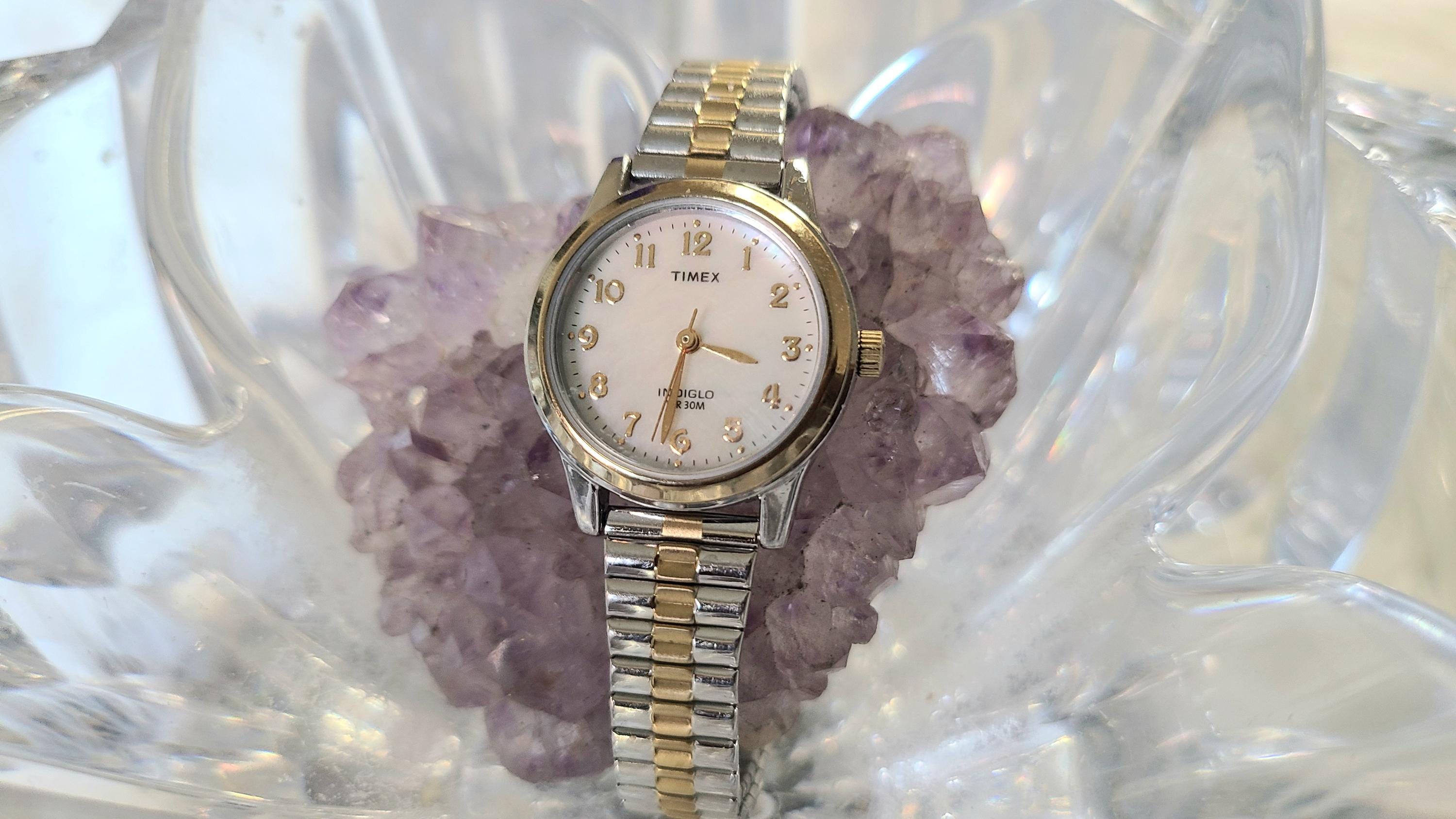 Montre Femme Vintage Timex - Cadran Blanc, Boîtier Or, Bracelet élastique Acier - Nécessite Une Pile Neuve