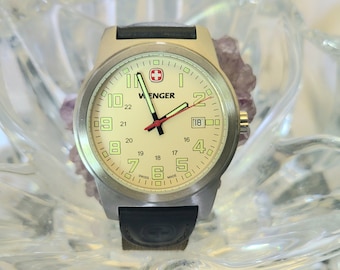 Reloj de cuarzo Wenger 7280X para hombre con esfera color crema y fecha, correa de lona y cuero