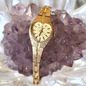 Vintage Helbros Petite Heart Shape Quartz Womens Gold Tone  display picture 1