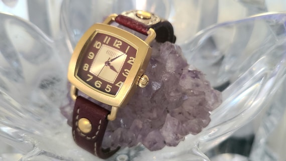 Ecclissi Vintage Gold Tone Watch: Red Dial, White Leather  display picture 3