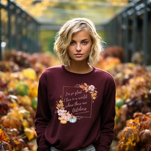 Estoy tan contento de vivir en un mundo donde hay sudadera de cuello redondo de octubre, vellón de Ana de las Tejas Verdes, hermoso suéter inspirador de otoño