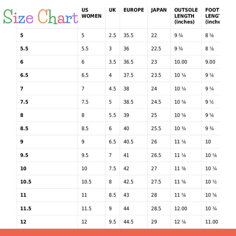Op de afbeelding: Schoenmatentabel met Amerikaanse, Britse, Europese en Japanse maten. De tabel toont de lengte van de buitenzool en de voet in centimeters en inches, van maat 5 tot 12. Bevat de tekst "Size Chart".