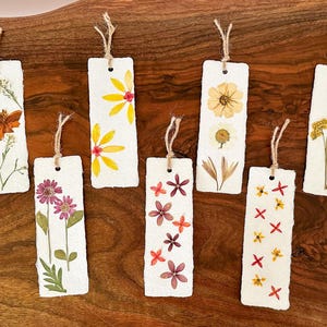 Segnalibro con fiori pressati / Segnalibro in carta fatto a mano con disegno di fiori secchi