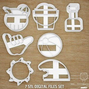 Puede incluir: Un conjunto de siete cortadores de galletas de plástico blanco con formas veraniegas, como un cubo de playa, una pelota de playa, una ola, un sol y una mano haciendo la señal de shaka. El texto "7 STL DIGITAL FILES SET" está en la parte inferior.