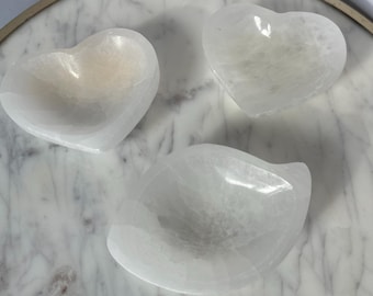 Cuenco de cristal de selenita satinada con talla de piedra preciosa de cristal - Forma de corazón u hoja