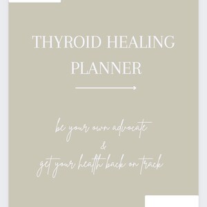 Könnte beinhalten: Ein beiger Planer mit dem Text "THYROID HEALING PLANNER" und einem Pfeil, der nach rechts zeigt. Der Text "be your own advocate & get your health back on track" ist darunter in Kursivschrift geschrieben.