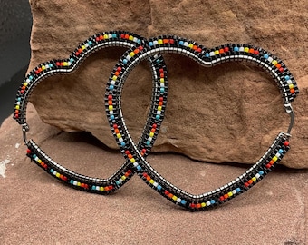 Brincos de argola em forma de coração