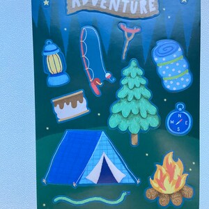 Camping aventura saco de dormir brújula fuego bosque tienda parrilla estrellas linterna árboles naturaleza caña de pescar 4 hojas pegatinas