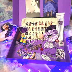¡Caja misteriosa de Livie! Más de 30 artículos: joyas hechas a mano, carteles, pegatinas y mucho más. ¡Productos exclusivos y coleccionables de Olivia Rodrigo!