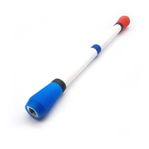 Op de afbeelding: Een wit reinigingsgereedschap met een blauwe en rode punt. Het gereedschap is gemaakt van plastic en heeft een textuur.