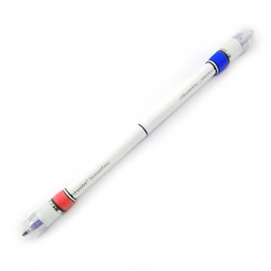 Può includere: Una penna bianca con dettagli rossi e blu, con le scritte "avola Superfins" e "Sakura - mod". La penna ha punte in plastica trasparente. Progettata per il pen spinning.