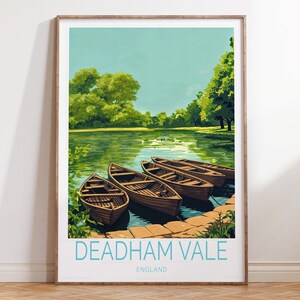 Puede incluir: Un cartel de viaje vintage que presenta una vista panorámica de Deadham Vale, Inglaterra. El cartel muestra un lago tranquilo con varios botes de remos de madera atracados a lo largo de la orilla. Los árboles verdes y exuberantes bordean el borde del lago, creando un entorno pintoresco.