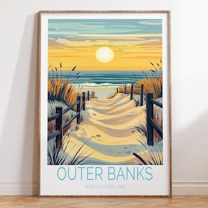 Könnte beinhalten: Eine Vintage-Illustration eines Holzzauns, der zu einem Sandstrand führt, mit einer hellgelben Sonne, die über dem Meer untergeht. Der Text "OUTER BANKS NORTH CAROLINA" befindet sich am unteren Rand des Bildes.
