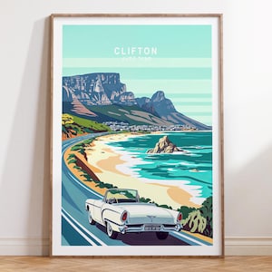 Puede incluir: Un coche convertible blanco vintage conduce por un camino sinuoso con vistas al océano y las montañas en el fondo. El texto "CLIFTON CAPE TOWN" está impreso en el póster.