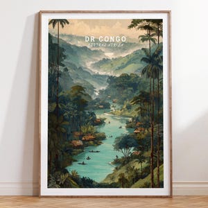Könnte beinhalten: Ein gerahmter Kunstdruck mit einer malerischen Landschaft des DR Kongo in Zentralafrika. Das Kunstwerk zeigt einen Fluss, der durch einen üppigen, grünen Wald mit kleinen Hütten und Booten fließt. Der Text "DR CONGO CENTRAL AFRICA" ist oben zu sehen.