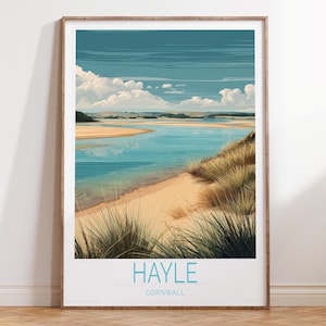 Puede incluir: Una impresión artística enmarcada que presenta un paisaje costero con un río que desemboca en el mar. La obra de arte muestra una playa de arena, hierbas altas y un cielo azul brillante con nubes blancas. El texto "HAYLE CORNWALL" está impreso en la parte inferior.