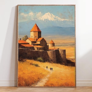 Puede incluir: Lámina artística enmarcada que representa una fortaleza con tejados de tejas rojas y muros de piedra, sobre un fondo de una montaña nevada y un vasto campo dorado. La obra de arte presenta una paleta de colores cálidos con un cielo despejado.