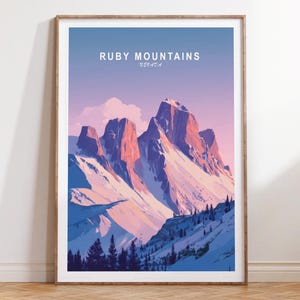 Puede incluir: Una impresión artística enmarcada que presenta una ilustración estilizada de las montañas Ruby en Nevada. La obra de arte representa picos cubiertos de nieve en tonos de azul, rosa y morado, con el texto "RUBY MOUNTAINS NEVADA" en la parte superior.