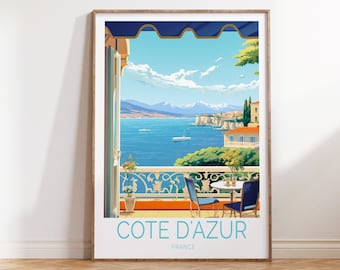 Könnte beinhalten: Ein Vintage-Reiseposter mit Blick auf die Côte d'Azur in Frankreich. Das Poster zeigt einen Balkon mit Blick auf ein blaues Meer mit einem kleinen Boot in der Ferne. Der Balkon hat einen Tisch und Stühle, und es gibt Blumen in Töpfen.