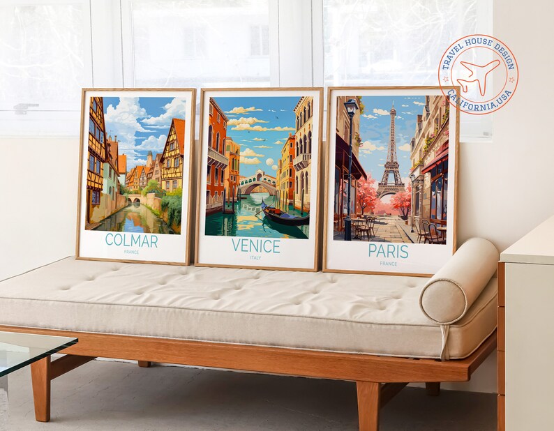 Puede incluir: Tres p&oacute;sters de viaje enmarcados con ilustraciones de estilo vintage de Colmar, Francia; Venecia, Italia; y Par&iacute;s, Francia. Cada p&oacute;ster presenta el nombre de la ciudad y el pa&iacute;s en una fuente azul.
