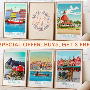 Op de afbeelding: Een verzameling ingelijste reisposters met illustraties van Kopenhagen, Coronado, Lofoten, Porto en Brugge. De posters tonen kleurrijke afbeeldingen van de bestemmingen. De tekst "TRAVEL HOUSE DESIGN CALIFORNIA, USA" is ook zichtbaar.