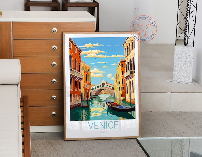 Puede incluir: Un cartel de viaje vintage con una ilustraci&oacute;n colorida de Venecia, Italia. El cartel muestra una g&oacute;ndola en un canal con edificios y un puente en el fondo. El texto "VENICE ITALY" est&aacute; en la parte inferior del cartel.